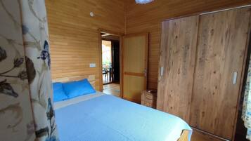 2 habitaciones, escritorio y espacio para trabajar con laptop