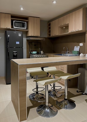 Mikrobølgeovn, kogeplade, køkkentøj/tallerkener/redskaber