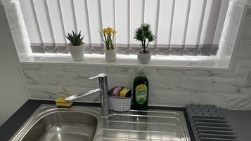 House, 2 Queen Beds | Private kitchen | Fridge, microwave, oven, stovetop