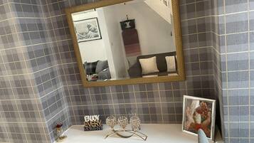 House, 2 Queen Beds | Bathroom | Deep soaking tub, free toiletries, hair dryer, bathrobes