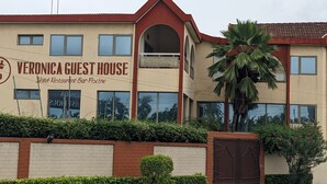 The Veronica Guest House, a hotel, restaurant, bar, and pier. - Veronica Guest House (Lomé)