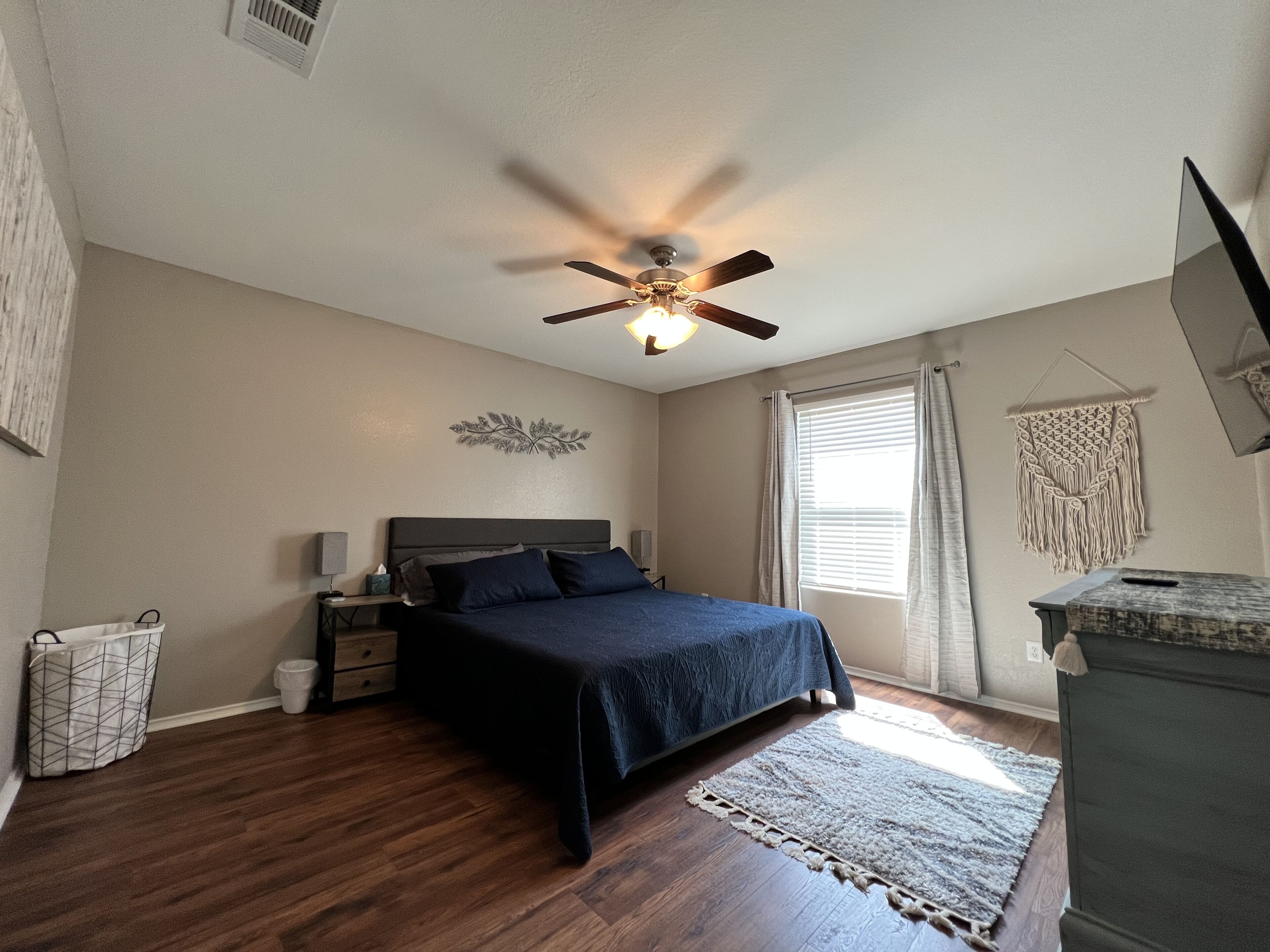 *NEW* Cheerful 4 Bedroom Home-Pet Friendly