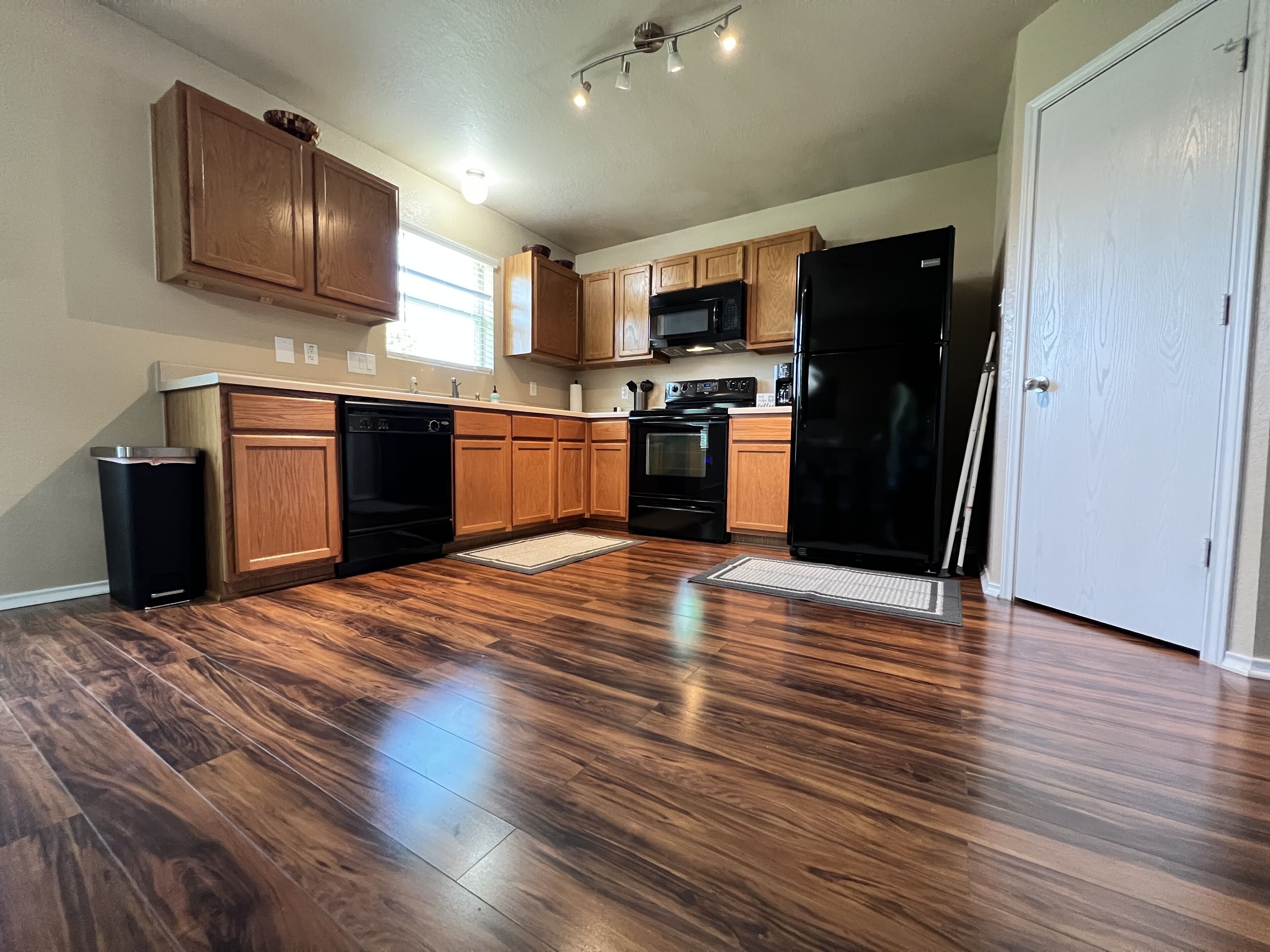 *NEW* Cheerful 4 Bedroom Home-Pet Friendly