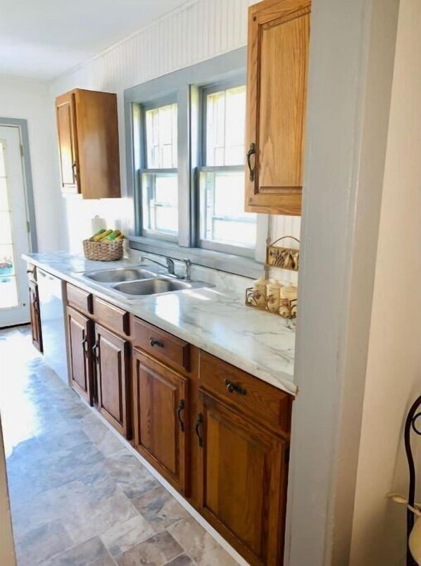 Fridge, oven, stovetop, dishwasher