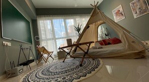 2 habitaciones, escritorio y ropa de cama 