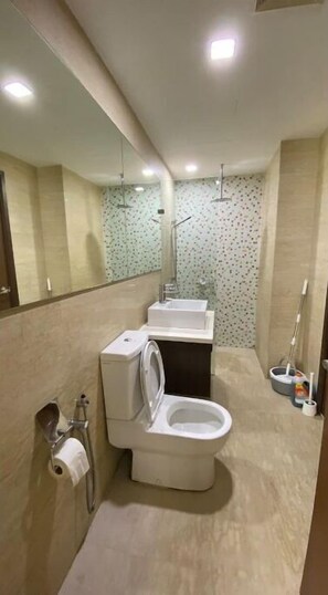 Douche, sèche-cheveux, bidet, serviettes fournies
