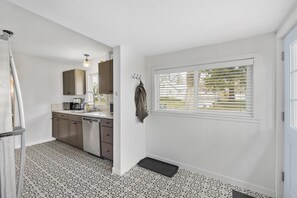 Private kitchen - Midtown Outpost: Cozy Cottage - 1 mile from Lake Coeur d'Alene! Walkable Area (Coeur d'Alene)