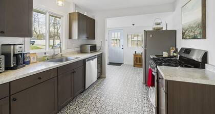 Midtown Outpost: Cozy Cottage - 1 mile from Lake Coeur d'Alene! Walkable Area