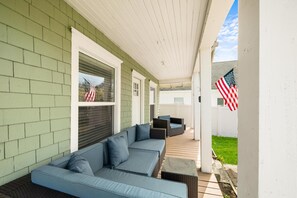 Terrace/patio - Midtown Outpost: Cozy Cottage - 1 mile from Lake Coeur d'Alene! Walkable Area (Coeur d'Alene)