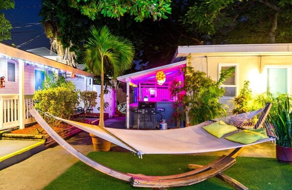 Property grounds - Seashell Motel near Duval Street - RATE DISCOUNT (Key West)