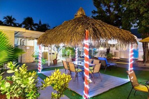 Outdoor dining - Seashell Motel near Duval Street - RATE DISCOUNT (Key West)