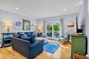 Smart-TV, Tischtennisplatte, Arbeitsbereiche