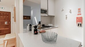 Geladeira, micro-ondas, cooktop, cafeteira/chaleira