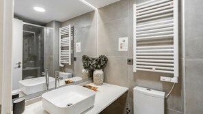 Secador de cabelo, toalhas de banho, papel higiênico 