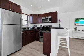 Refrigerador, microondas, horno, placa de cocina