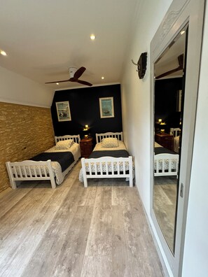 2 chambres, fer et planche à repasser, lit parapluie, Wi-Fi gratuit