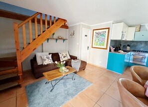 Televisión, mesa de ping pong, libros