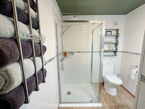 Douche, sèche-cheveux, serviettes fournies, savon