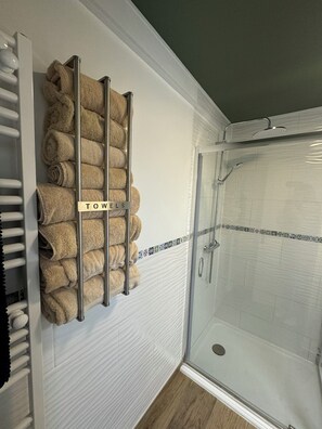 Shower, hair dryer, towels, soap - Charming cottage within a perigordine farmhouse  (Saint-Cyprien)