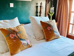 2 bedrooms, iron/ironing board, travel cot, free WiFi