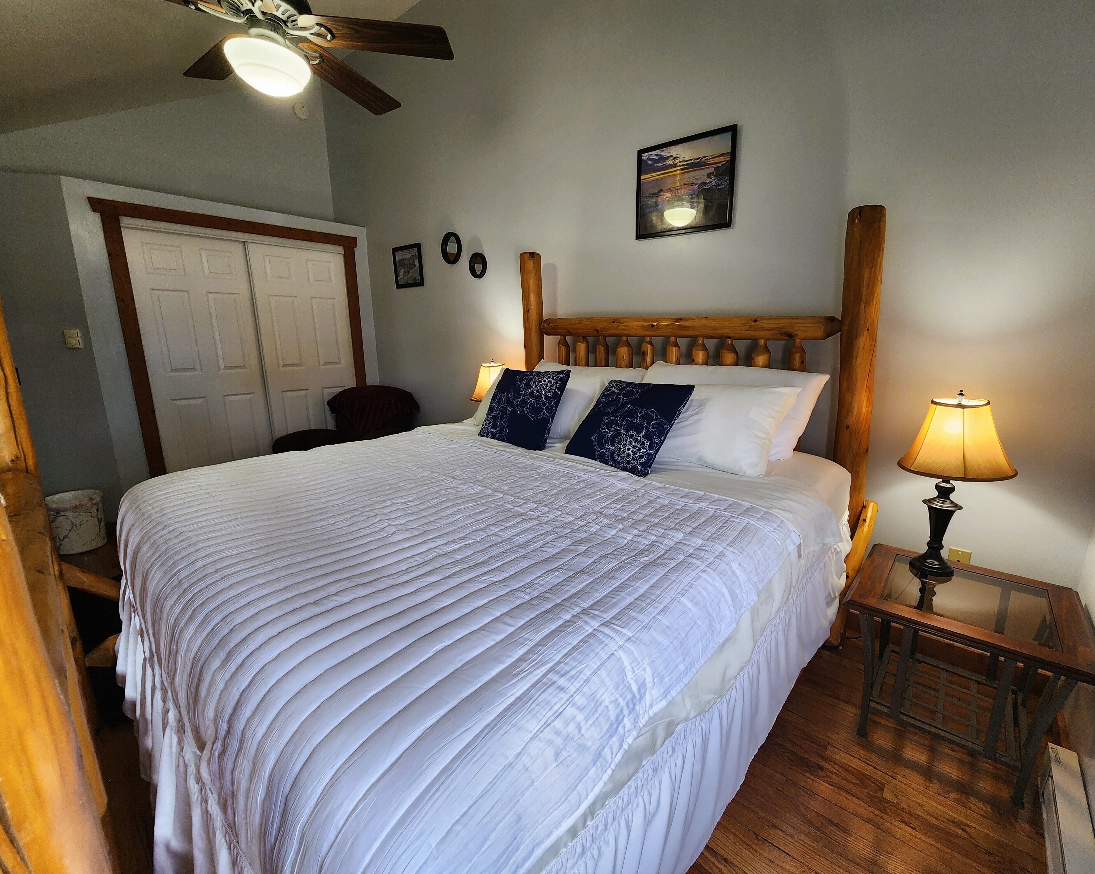 Lakeshore Loft - Spacious Apartment, Walking Distance to Private Beach Access