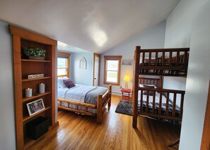 2 habitaciones, tabla de planchar con plancha y cuna de viaje 