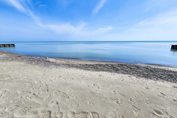 Vlak bij het strand, ligstoelen aan het strand, strandlakens