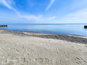 Playa en los alrededores, camastros y toallas de playa 