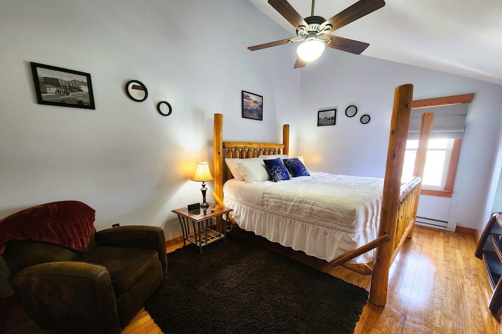 Lakeshore Loft - Spacious Apartment, Walking Distance to Private Beach Access