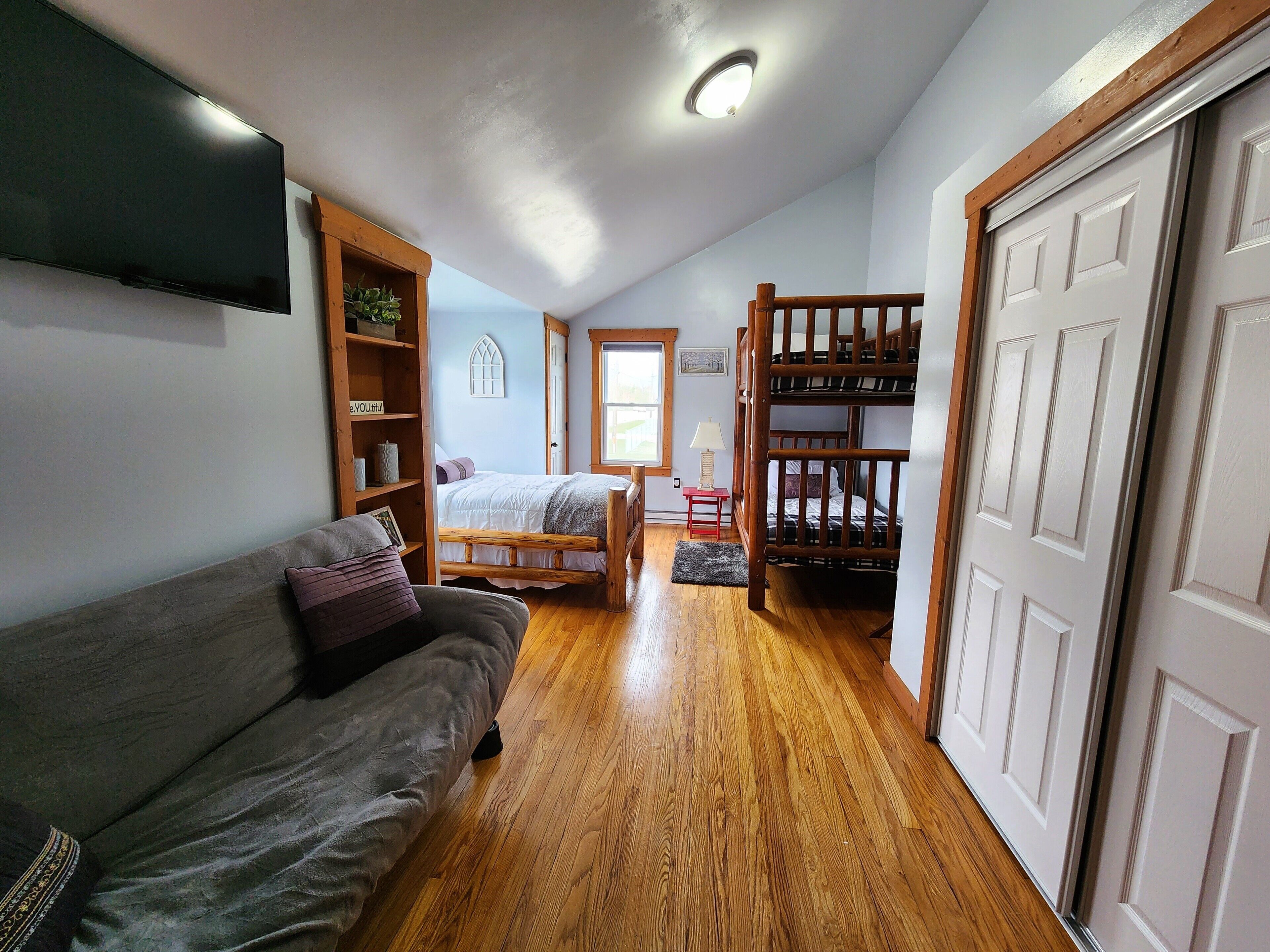 Lakeshore Loft - Spacious Apartment, Walking Distance to Private Beach Access