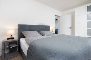 3 chambres, bureau, fer et planche à repasser, lit de bébé portatif