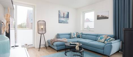 Tv, eldstad, böcker och en stereo