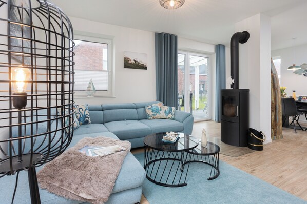 Téléviseur, foyer, livres, chaîne audio