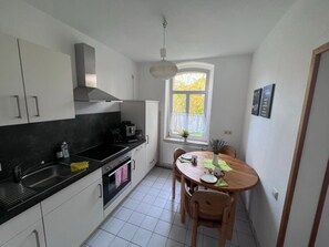 Fridge, microwave, oven, stovetop - NEW Apartment Milchstrasse Halle (Halle)