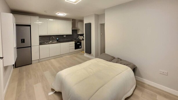 A modern apartment with a kitchen, a bed, and a bathroom. - Beautiful 2-bed Apartment in London - Sleeps 6! (London)