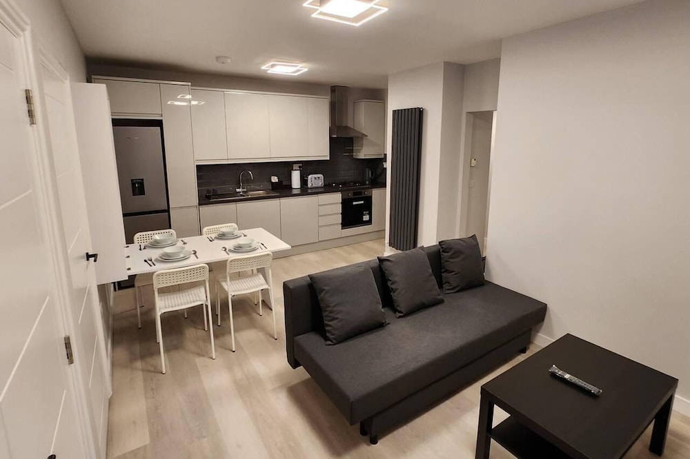 New Refurb 2-bed Apartment in London