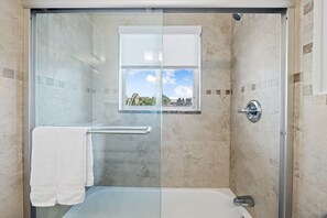 Bathtub, hair dryer, towels, shampoo - Bermuda Isles Villas - Queen #10 (Lauderdale-by-the-Sea)