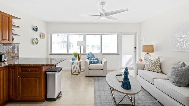 A modern living space with a kitchen, dining area, and seating area. - Bermuda Isles Villas - Queen #11 (Lauderdale-by-the-Sea)