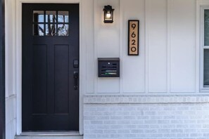 Exterior detail - Luxury spacious 5BR home w/ 2 King Beds (Overland Park)