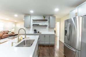 Interior - Luxury spacious 5BR home w/ 2 King Beds (Overland Park)