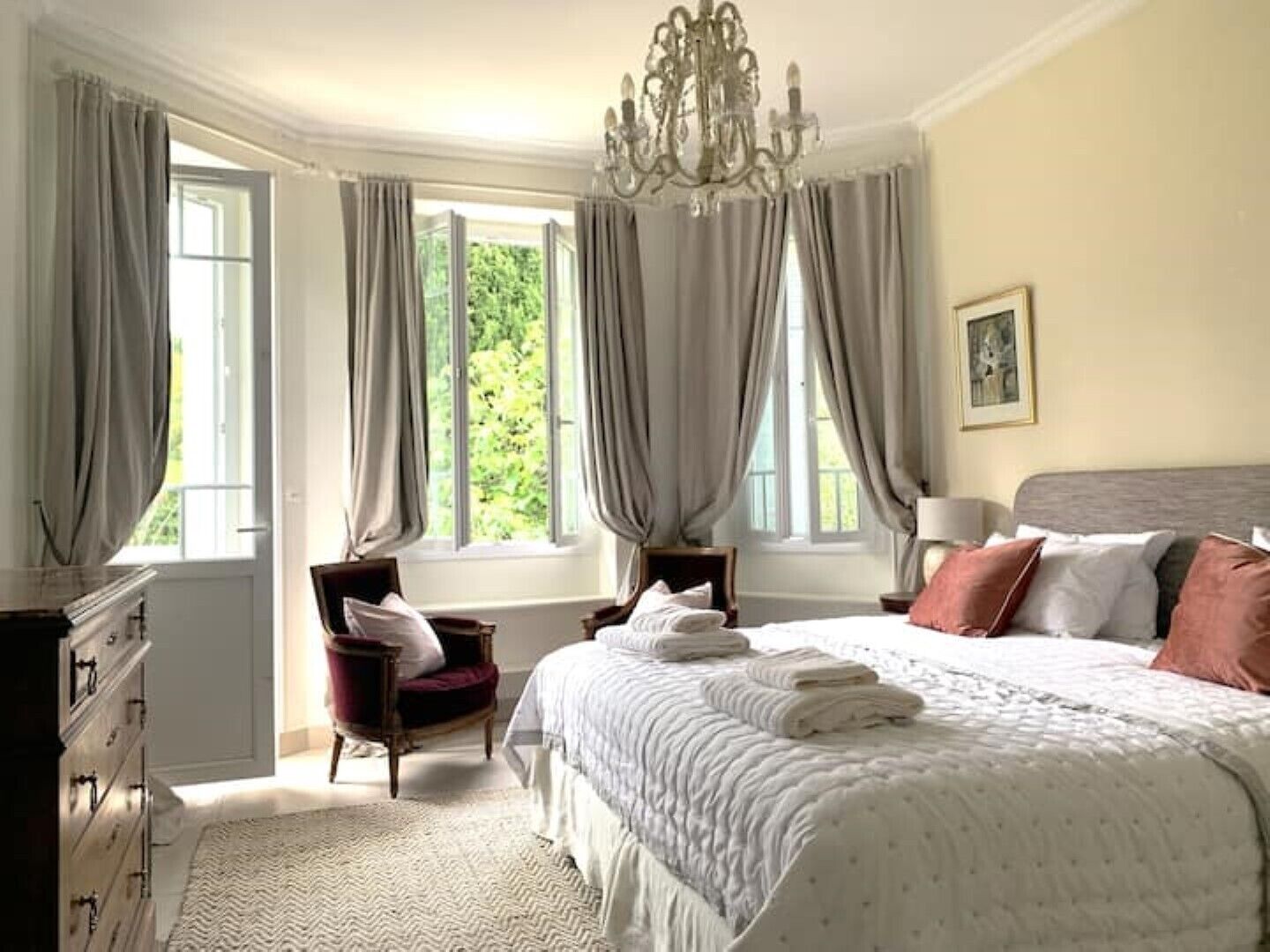 8 bedrooms, in-room safe, desk, iron/ironing board