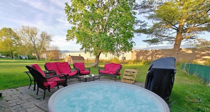 Artistic Home in Lewisburg with sauna tent and hot tub