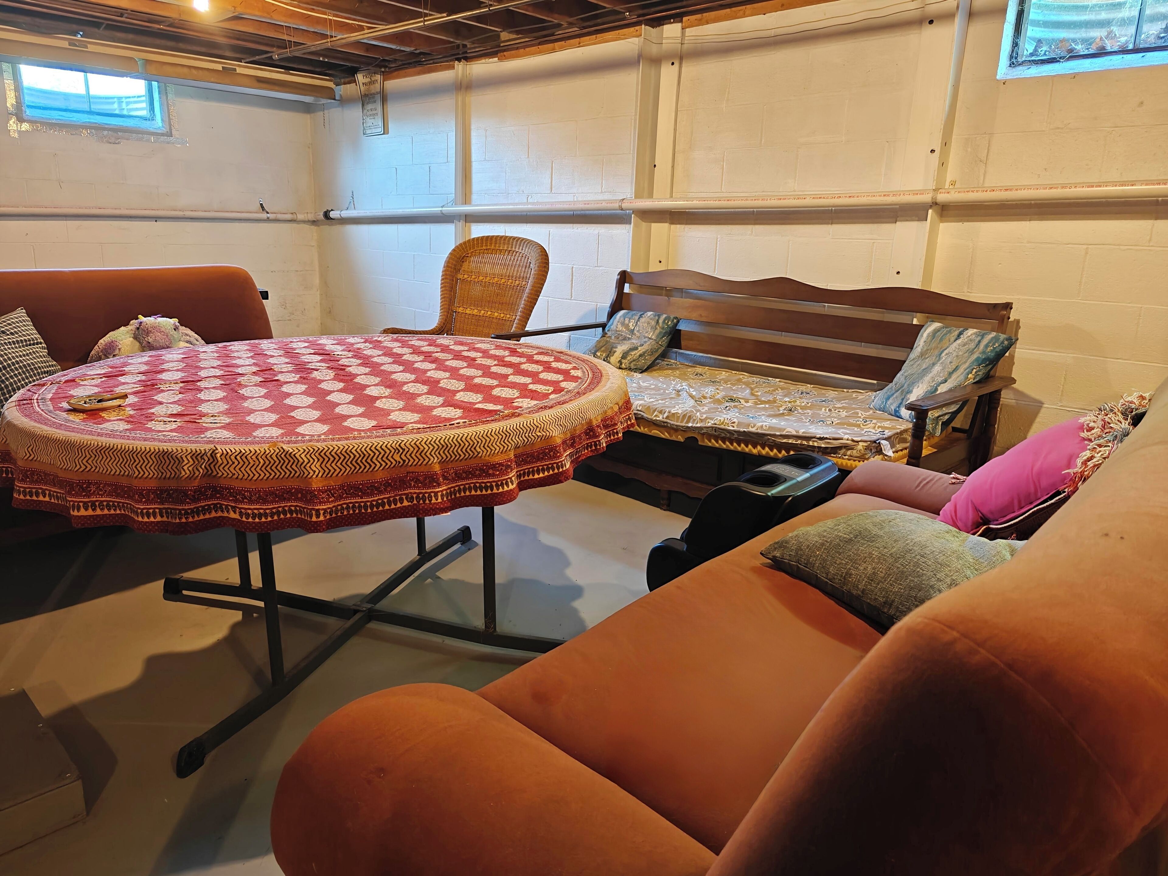 Una habitación acogedora con una mesa redonda, un sofá y una cama.