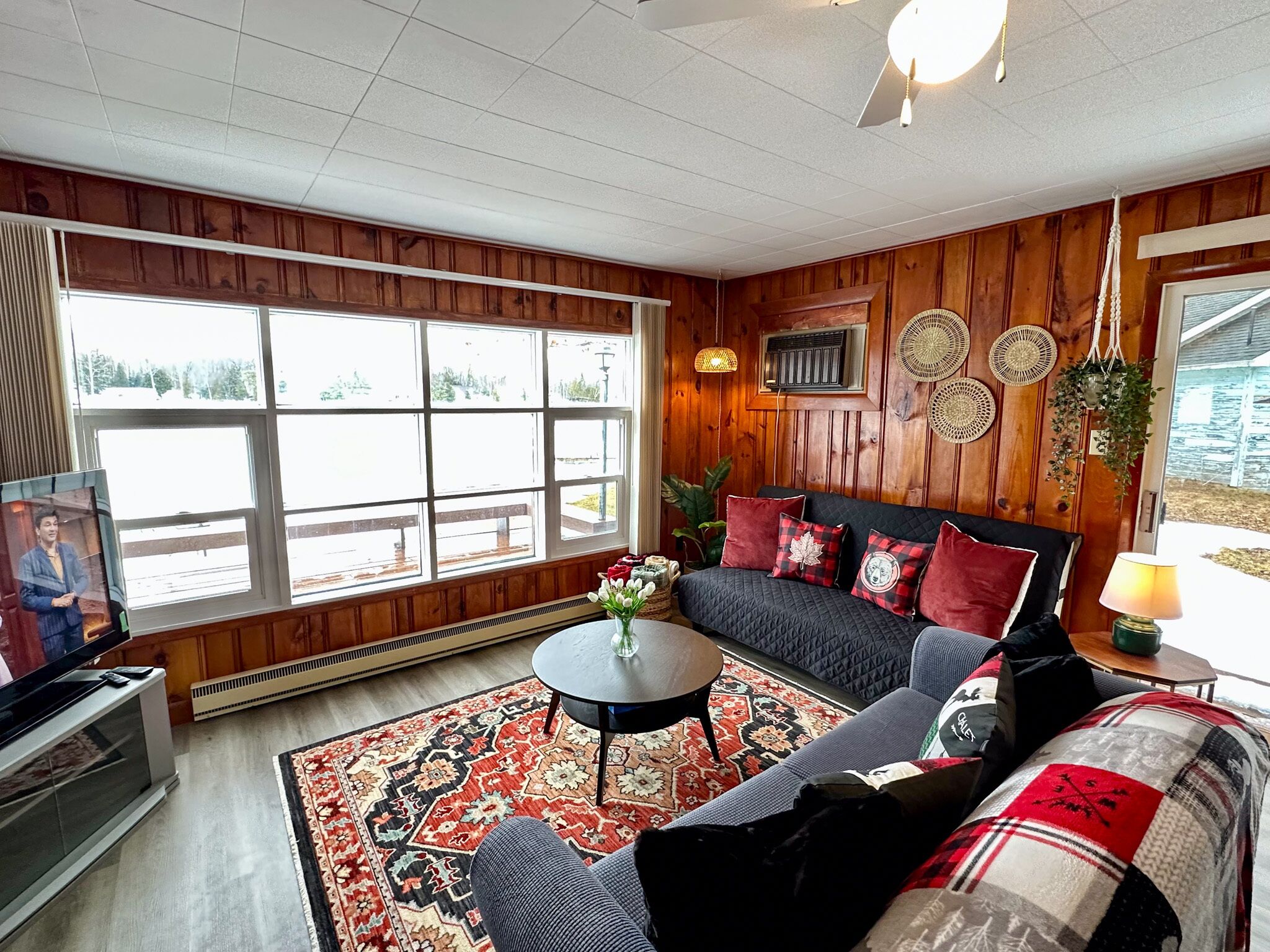 Beautiful 3 Bedroom Cottage - Waterfront