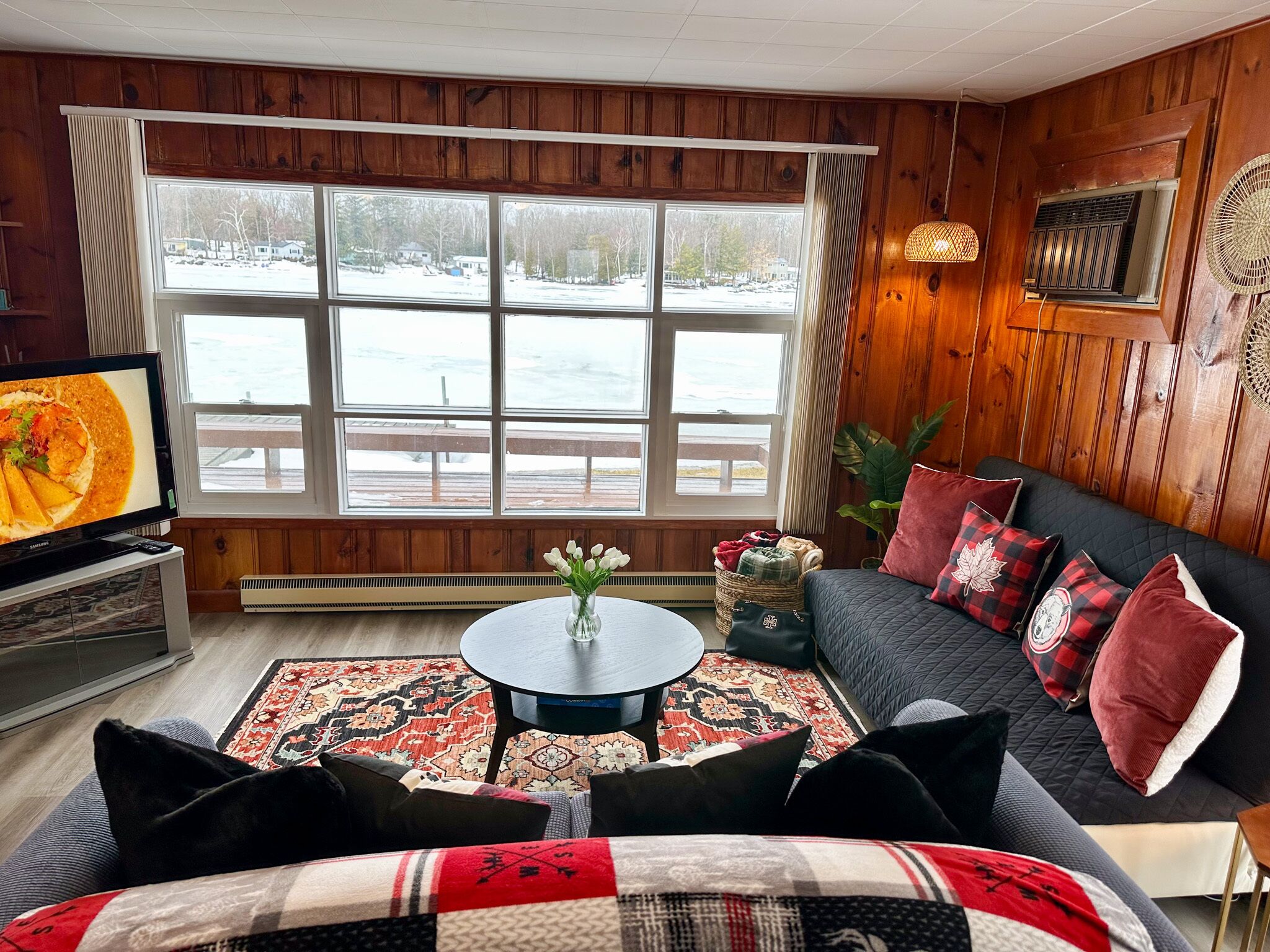 Beautiful 3 Bedroom Cottage - Waterfront