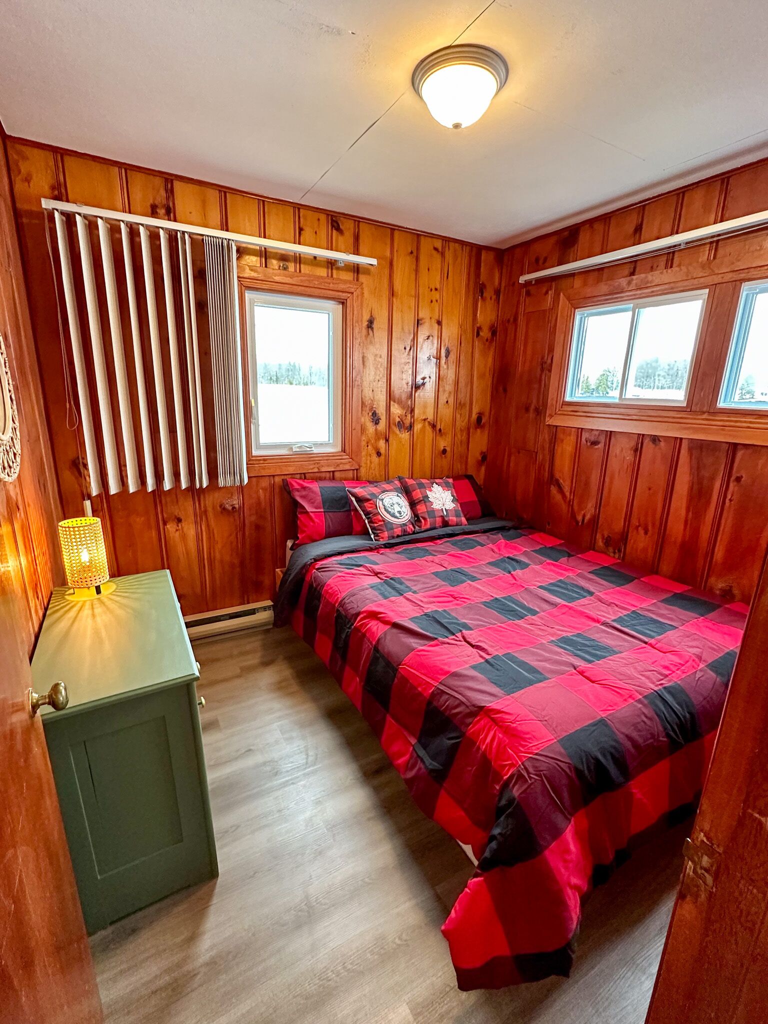 Beautiful 3 Bedroom Cottage - Waterfront