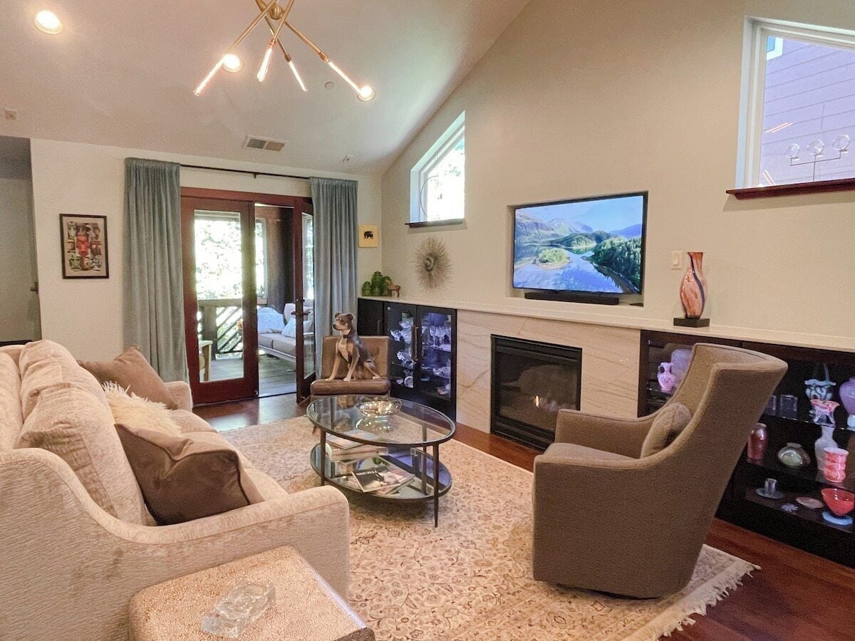 TV, fireplace, offices