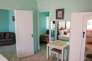 Apartamento econômico | Área de estar | Smart TV 32 polegadas com canais a cabo, TV