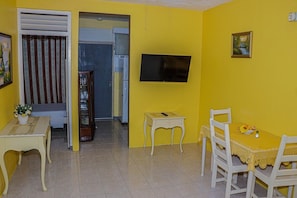 Apartamento família | Ferros/tábuas de passar roupa, Wi-Fi de cortesia, roupa de cama