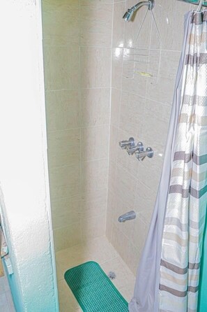 Familienapartment | Badezimmer | Dusche, Handtücher